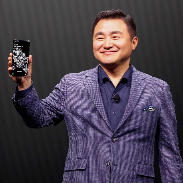 TM Roh, President & Head of Mobile Communications Business Samsung, memperkenalkan Galaxy S20. Foto: Reuters/Stephen Lam