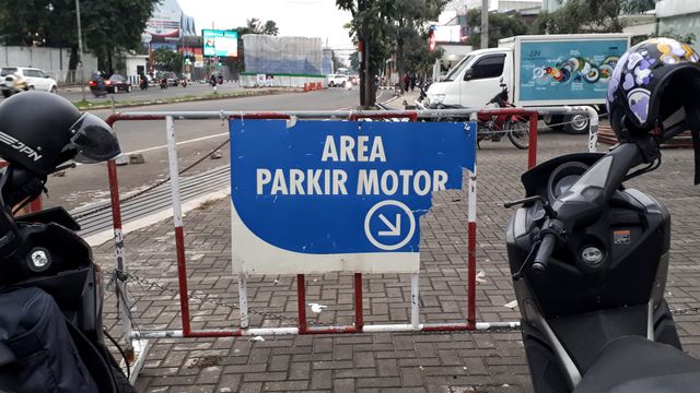 Tempat parkir di salah satu SPBU di Kota Bandung. Pemkot masih menggodok perda tentang sanksi bagi parkir liar (Foto: Assyifa/bandungkiwari.com)