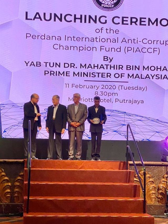 Penyidik senior KPK Novel Baswedan (kiri) mendapat penghargaan antikorupsi internasional dari PIACCF di Malaysia. Foto: Dok. Istimewa