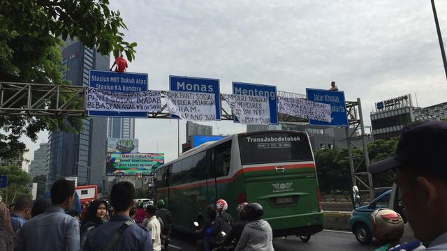 Aksi Agustinus Waru memanjat penunjuk jalan