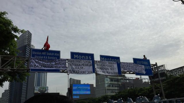 Aksi Agustinus Waru memanjat penunjuk jalan