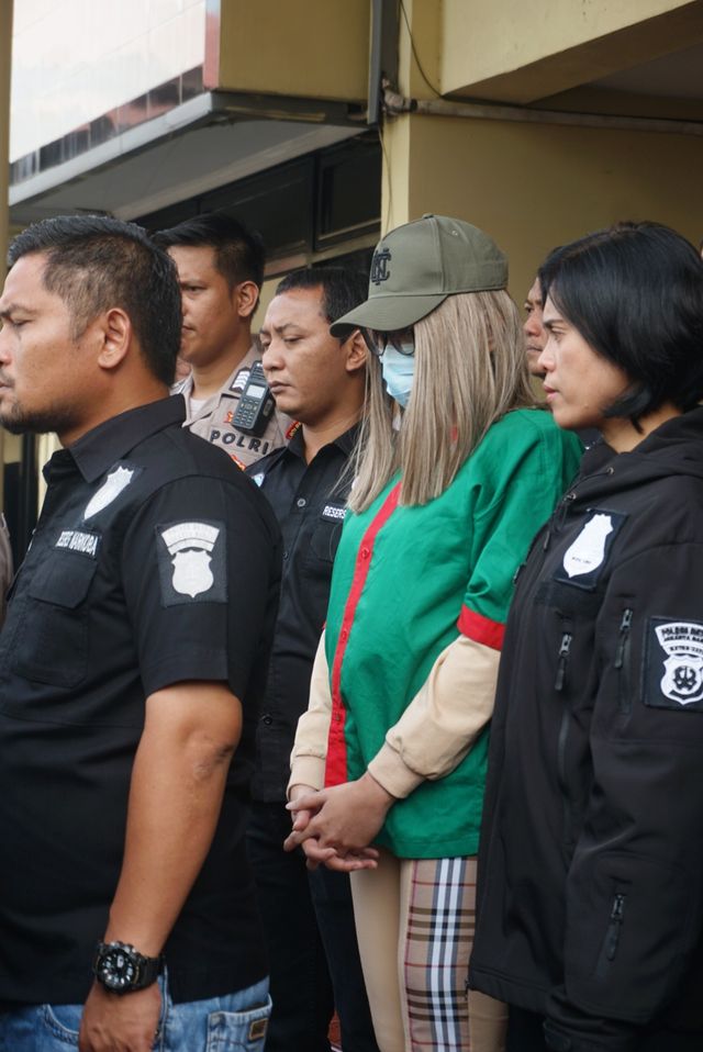 Tersangka Muhammad Fatah alias Lucinta Luna (tengah) dihadirkan dalam rilis kasus narkotika di Halaman Polres Metro Jakarta Barat, Jakarta Barat, Rabu (12/2). Foto: Iqbal Firdaus/kumparan 