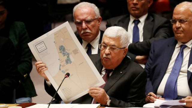 Presiden Palestina Mahmoud Abbas menunjukkan peta Palestina saat pertemuan dengan Dewan Keamanan PBB di New York, Amerika Serikat, Selasa (11/2). Foto: REUTERS / Shannon Stapleton