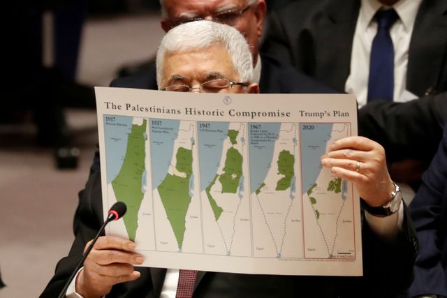 Presiden Palestina Mahmoud Abbas menunjukkan peta Palestina saat pertemuan dengan Dewan Keamanan PBB di New York, Amerika Serikat, Selasa (11/2). Foto: REUTERS / Shannon Stapleton