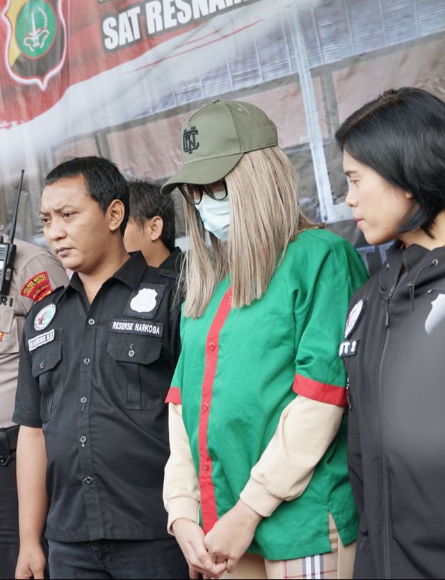 Tersangka Muhammad Fatah alias Lucinta Luna dihadirkan dalam rilis kasus narkotika di Halaman Polres Metro Jakarta Barat, Jakarta Barat, Rabu (12/2). Foto: Ronny