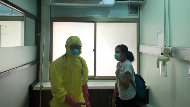 Simulasi penanganan pasien yang diduga terinfeksi virus Corona di RSUP Sanglah Denpasar, Bali. Foto: Denita br Matondang/kumparan