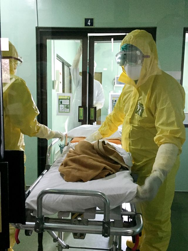 Simulasi penanganan pasien yang diduga terinfeksi virus Corona di RSUP Sanglah Denpasar, Bali. Foto: Denita br Matondang/kumparan