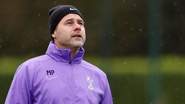 Mauricio Pochettino di sesi latihan Tottenham Hotspur. Foto: Reuters/John Sibley