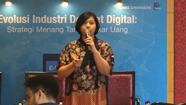 Direktur Riset Ipsos, Olivia Samosir, pada konferensi pers Ipsos bertajuk ‘Evolusi Industri Dompet Digital: Strategi Menang Tanpa Bakar Uang’, Rabu (12/2). Foto: Muhammad Darisman/kumparan