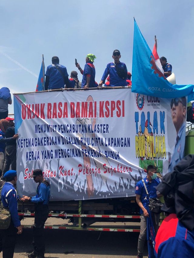 Demo buruh dari Konfederasi Serikat Pekerja Seluruh Indonesia menolak RUU Omnibus Law di depan Gedung DPR, Senayan, Jakarta, Rabu (12/2). Foto: Raga Imam/kumparan