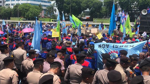 Buruh Demo Lagi di DPR Tolak RUU Omnibus Law Cilaka, Lalin Tersendat (51396)