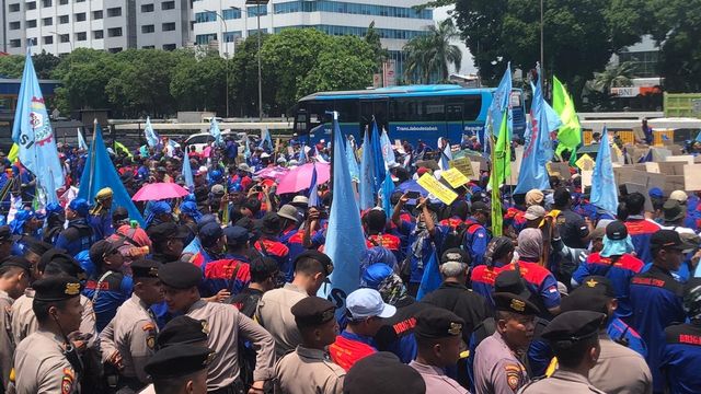 Buruh Demo Lagi di DPR Tolak RUU Omnibus Law Cilaka, Lalin Tersendat (51395)