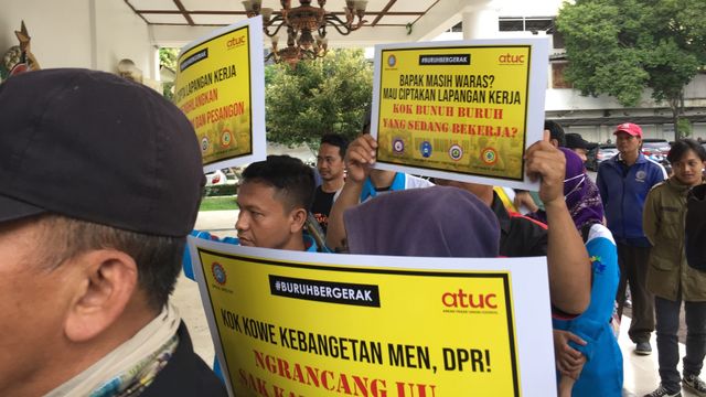 Unjuk rasa buruh di DPRD DIY