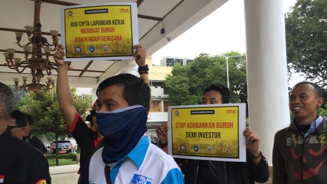 Unjuk rasa buruh di DPRD DIY