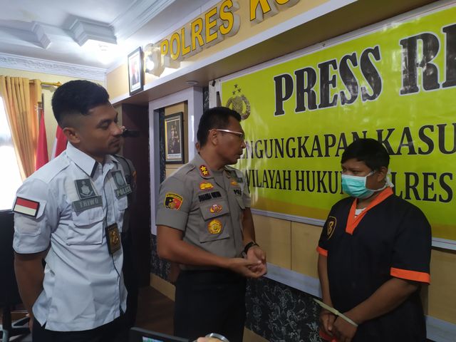 Kapolres Kobar AKBP Dharma Ginting didampingi Kasatreskrim Polres Kobar AKP Tri Wibowo mewancarai mucikari. Joko Hardyono/InfoPBUN