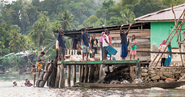 Warga Kampung Mandoni, Distrik Kokas, Kabupaten Fakfak, Papua Barat (Yayasan EcoNusa/Kei Kiyamoto)