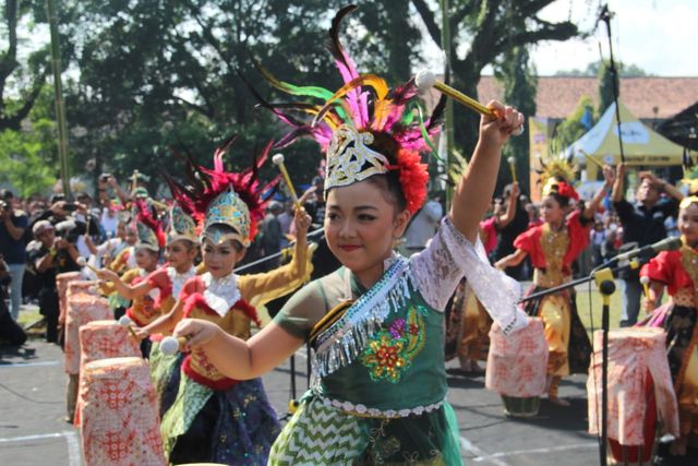 Para penari cilik berkostum daerah menari dalam Gebyar Pesona Budaya Garut 2020 Foto: Dok. Kemenparekraf