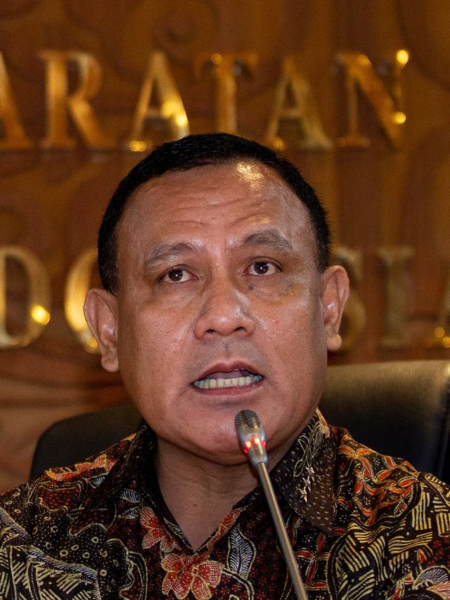 Ketua KPK Firli Bahuri menyampaikan keterangan pers usai melakukan pertemuan dengan MPR di Kompleks Parlemen, Senayan, Jakarta, Selasa (14/1).  Foto: ANTARA FOTO/Dhemas Reviyanto
