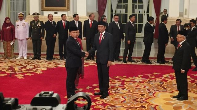Presiden Joko Widodo (kanan) berjabat tangan dengan Kepala Bakamla RI Laksdya Aan Kurnia usai pelantikan di Istana Negara, Jakarta, Rabu (12/2).  Foto: Rafyq Panjaitan/kumparan 