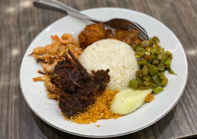 Menu nasi udang empal komplit di Depot Sambal Bu Rudy Foto: Toshiko/ kumparan