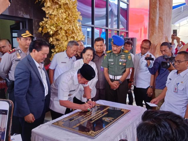 Peresmian penggunaan Perpustakaan Daerah Kota Bandar Lampung ditandai dengan penandatanganan plakat oleh Wali Kota dan Kepala Perpusnas RI, Rabu (12/2) | Foto : Sidik Aryono/ Lampung Geh