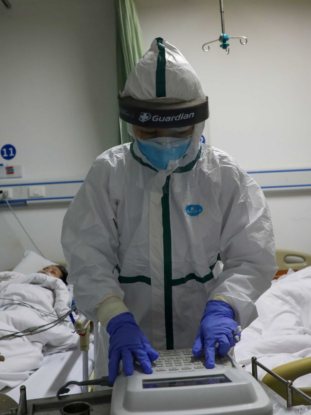 Petugas medis berpakaian hazma merawat pasien di salah satu rumah sakit di Wuhan, China. Foto: China Daily via REUTERS 