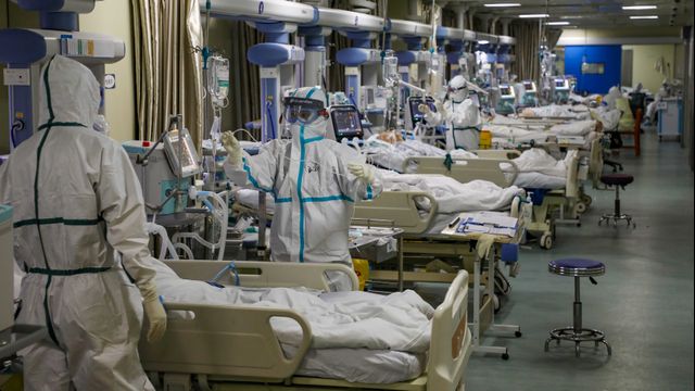 Tim medis Wuhan China virus corona pakaian hazmat 