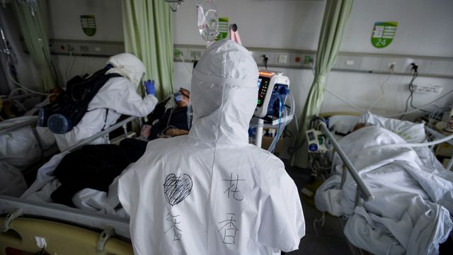 Petugas medis berpakaian hazmat merawat pasien. Foto: China Daily via REUTERS 