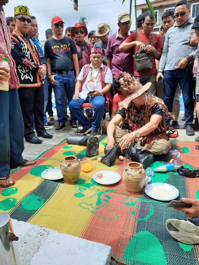 Massa Dewan Adat Dayak (DAD) dan Aliansi Solidaritas Anak Peladang (ASAP) menggelar ritual adat di PN Sintang. Foto: Yusrizal/Hi!Pontianak
