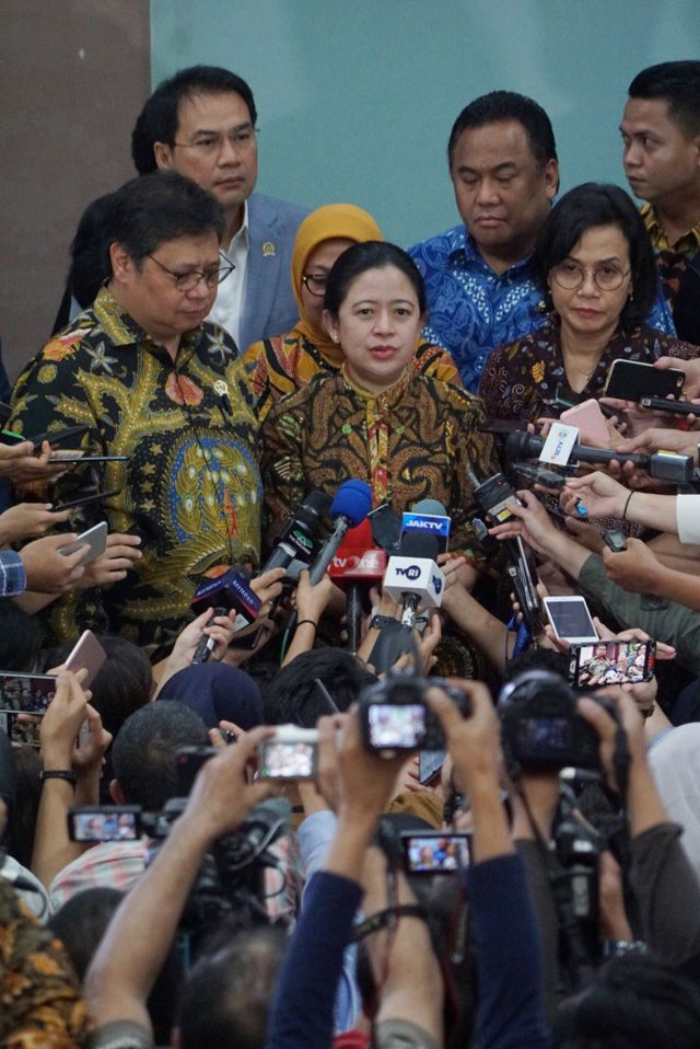 Ketua DPR RI Puan Maharani (tengah) beserta para Menteri Kabinet Indonesia Maju konferensi pers di DPR RI terkait penyerahan draf Omnibus Law ke DPR. Foto: Helmi Afandi/kumparan