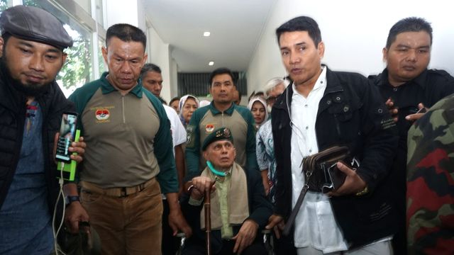 Foto: Tak Jadi Sidang, Kivlan Zen Tinggalkan PN Jakpus (317610)