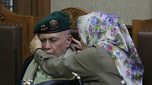 Sakit dan Sidang Molor, Kivlan Zen Tinggalkan PN Jakpus (120200)