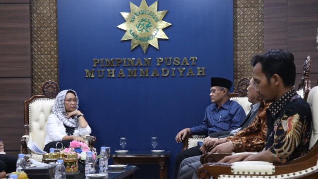 Menteri Luar Negeri Retno Marsudi (kiri) berkunjung ke Kantor Pimpinan Pusat (PP) Muhammadiyah di Kota Yogyakarta. Foto: Foto Dokumentasi PP Muhammadiyah