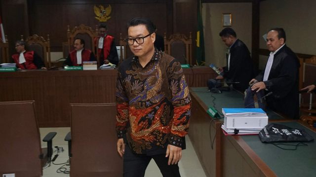 Terdakwa sekaligus mantan Dirut Perum Perindo, Risyanto Suanda, usai menjalani sidang dakwaan di Pengadilan Tipikor, Jakarta, Rabu (12/2/2020). Foto: Nugroho Sejati/kumparan