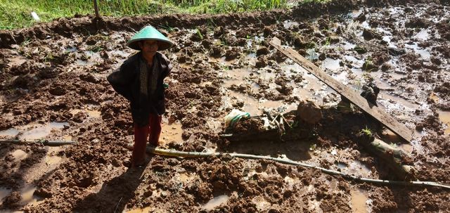 Wahyudin, seorang petani di Desa Pasirpanjang, Kecamatan Salem, Kabupaten Brebes menemukan benda mirip tulang, Rabu (12/2/2020).  (Foto: Dok. Kodim Brebes)