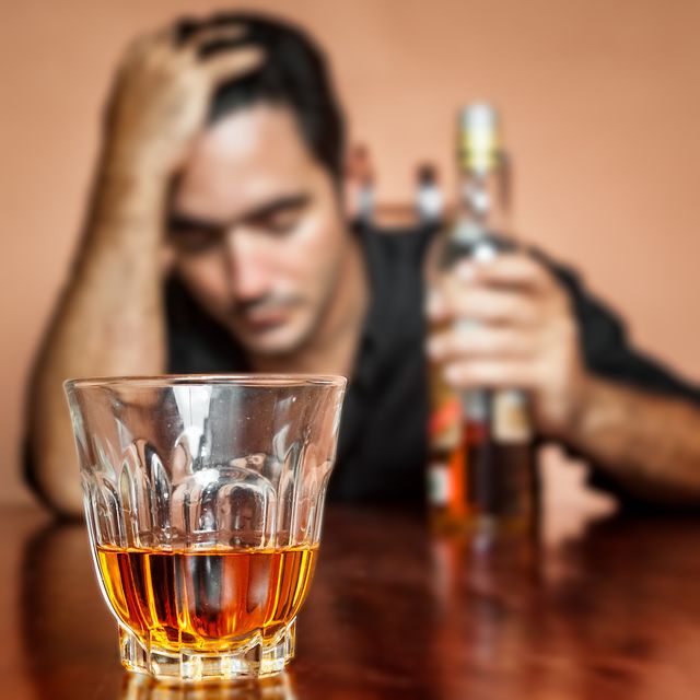 Ilustrasi laki-laki minum alkohol Foto: dok.shutterstock