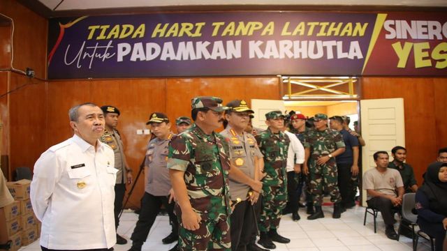 KAPOLRI Jenderal Pol Idham Aziz, Panglima TNI Marsekal TNI Hadi Tjahjanto dan Gubernur Riau, Syamsuar, saat berada di Posko Relawan Pemadam Karhutla, Rabu, 12 Februari 2020, di Purna MTQ, Pekanbaru.