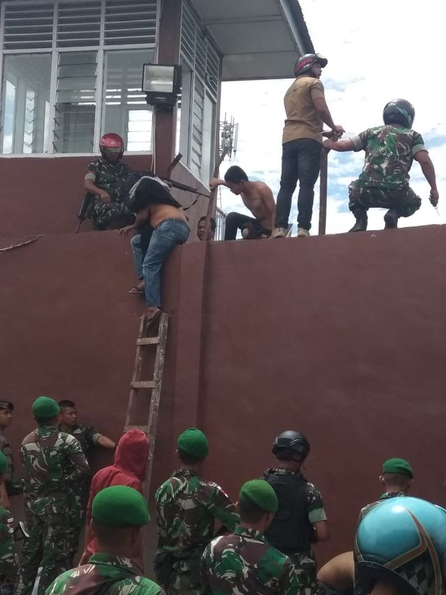 Warga binaan Rutan Kabanjahe Sumatera Utara saat dievakusi menggunakan tangga. Foto: Dok. Istimewa