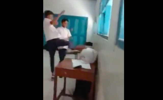 Tangkapan layar dalam video yang menunjukkan 3 siswa laki-laki menendan dan memukul siswi perempuan. Foto: Istimewa.
