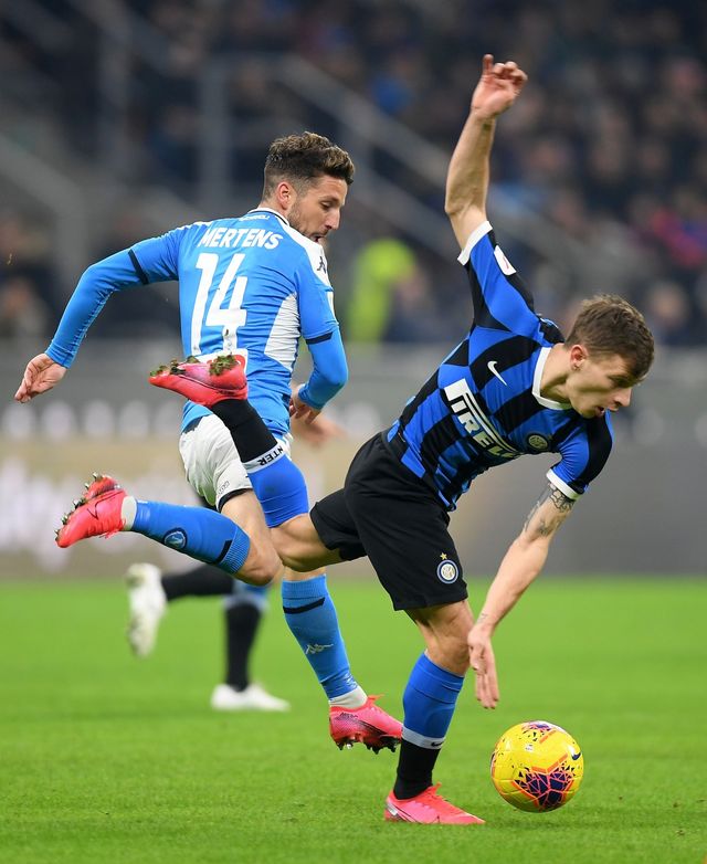 Gelandang Inter, Nicolo Barella, dan penyerang Napoli, Dries Mertens, beraksi di semifinal Coppa Italia 2019-20. Foto: Reuters/Daniele Mascolo