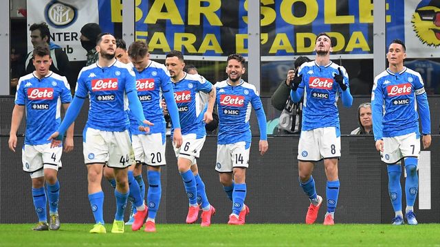 Pemain-pemain Napoli merayakan gol Fabian Ruiz (kedua dari kanan) ke gawang Inter. Foto: Reuters/Daniele Mascolo