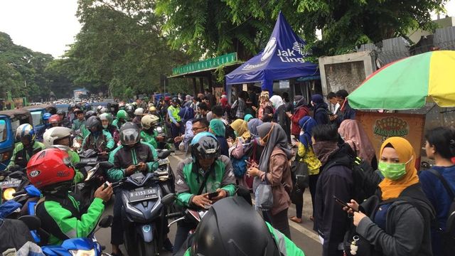 Penumpang KRL di Stasiun Manggarai