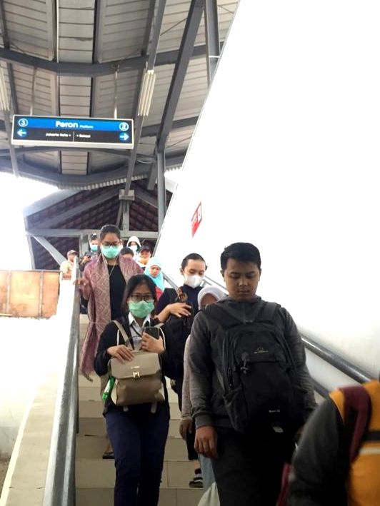 Para penumpang KRL menuruni tangga di Stasiun Manggarai. Foto: Andesta Herli Wijaya/kumparan