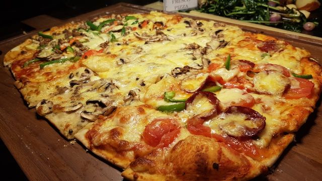 Pizza 3 rasa berbentuk persegi yang disuguhkan Fabio Italian Comfort Food di Sleman City Hall. Foto: Sandra.