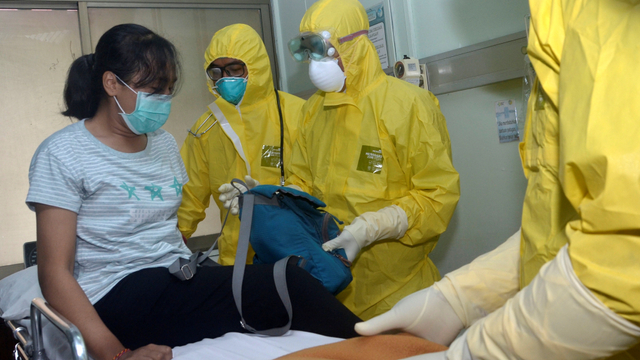 Tim medis melakukan penanganan terhadap seorang pasien saat simulasi penanganan pasien virus Corona di Rumah Sakit Umum Pusat Sanglah, Denpasar, Bali. Foto: Antara/Fikri Yusuf