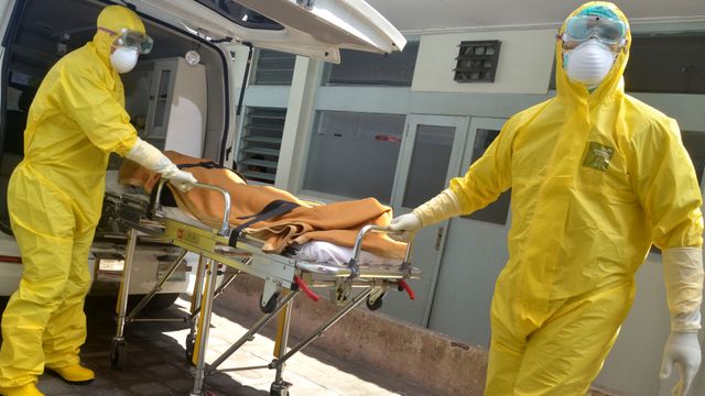 Tim medis melakukan penanganan terhadap seorang pasien saat simulasi penanganan pasien virus Corona di Rumah Sakit Umum Pusat Sanglah, Denpasar, Bali. Foto: Antara/Fikri Yusuf