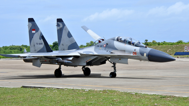 Pesawat tempur milik TNI AU jenis Sukhoi SU-30 mendarat di Lanud El Tari Kupang, NTT, Rabu (12/2/2020).  Foto: Antara/Kornelis Kaha