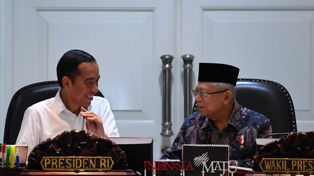 Presiden Joko Widodo (kiri) berbincang dengan Wakil Presiden Ma'ruf Amin (kanan) sebelum memimpin rapat kabinet terbatas di Kantor Presiden, Jakarta. Foto: Antara//Sigid Kurniawan
