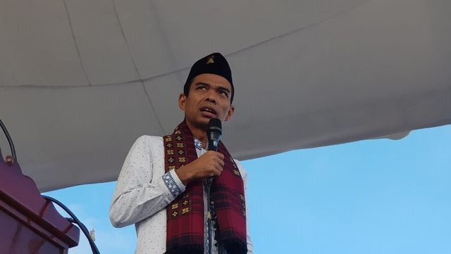 Ustaz Abdul Somad mengisi ceramah di Lapangan Merdeka Dabo Singkep. Foto: Hasrullah/kepripedia.com