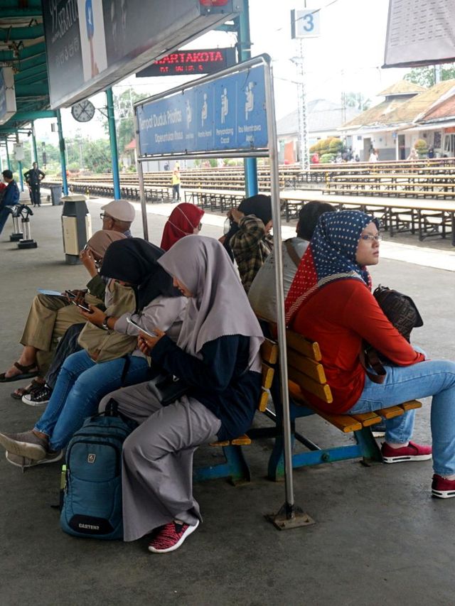 Penumpang menunggu KRL di Stasiun Manggarai. Foto: Iqbal Firdaus/kumparan